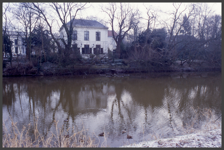 1283 DIA000056 Afbeelding van een huis aan de Potgietersingel in Zwolle van over de gracht gezien., 2002-01-11