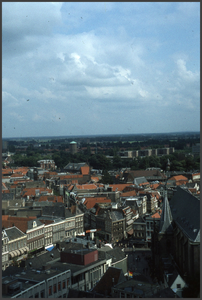 1303 DIA022318 Foto vanaf de Peperbus 1981. Grote Markt en Diezestraat, op de achtergrond het Gouverneurshuis en de ...