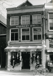 10042 FD003064 De damesmodewinkel Buthan op de hoek Diezerstraat met de Hagelstraat., 1986-00-00