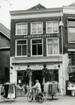 10043 FD003065 De damesmodewinkel Buthan op de hoek Diezerstraat met de Hagelstraat. In de gevel Opgericht 1763 ., 1990-00-00