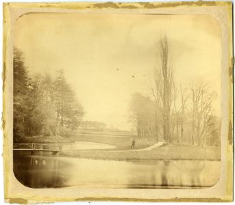 12933 FD032564 Bruggetje en bomen op landgoed Tweenijenhuizen in Vollenhove, 1882-00-00