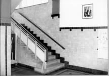14065 FD015926 Westerlaan 22: Parkschool, gang beneden met trap., 1990