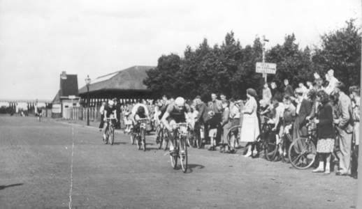 14374 FD027702 Wielrenners bij trainingswedstrijd van Intenclub op het terrein van de Veemarkt. Bordje zegt: ...