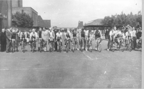 14375 FD027703 Wielrenners bij trainingswedstrijd van Intenclub op het terrein Veemarkt. 1950 Onscherpe foto., 1950-04-12