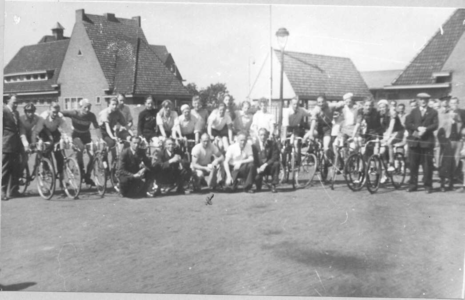 14376 FD027704 Wielrenners bij trainingswedstrijd van RTVZ (Ren- en Toerisatenvereniging Zwolle) op het Veemarkt ...