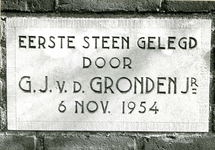 1509 FD010774 Oude Deventerstraatweg 3: gevelsteen met opschrift eerste steen gelegd door G.J. van der Gronden jr. 6 ...