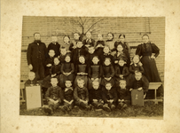 15303 FD017725-01 Schoolfoto van een klas van de lagere school aan de Deventerstraatweg te Ittersum. Links hoofdmeester ...