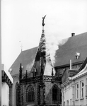16957 FD015353 Voorstraat met gezicht op de brand in de spits van de Hoofdwacht van de Grote Kerk., 1984