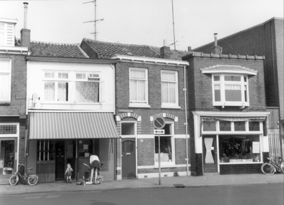 1757 FD000452 Assendorperstraat 113-117 in 1981 met bord achter venster New cleaning station ., 1981-00-00