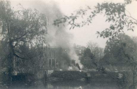 19084 FD028057 Op de vroege ochtend van hun vertrek uit Zwolle staken de Duitsers een autobus met munitie in brand op ...