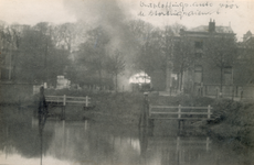 19085 FD028058 Op de vroege ochtend van hun vertrek uit Zwolle staken de Duitsers een autobus met munitie in brand op ...