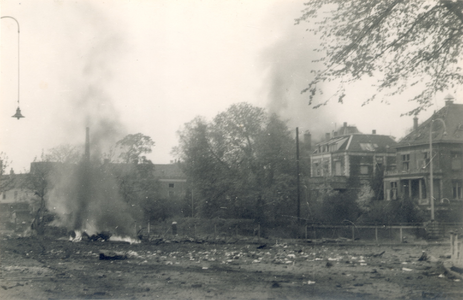 19086 FD028059 Op de vroege ochtend van hun vertrek uit Zwolle staken de Duitsers een autobus met munitie in brand op ...