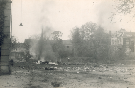 19087 FD028060 Op de vroege ochtend van hun vertrek uit Zwolle staken de Duitsers een autobus met munitie in brand op ...