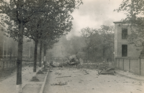 19088 FD028061 Op de vroege ochtend van hun vertrek uit Zwolle staken de Duitsers een autobus met munitie in brand op ...