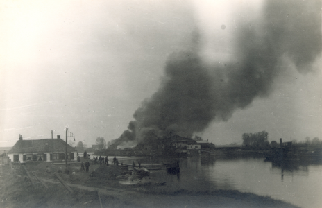 19093 FD028066 Op 12 april 1945 werd een loods op het terrein van de 'Vulcaan' aan het Zwartewater door Duitse troepen ...