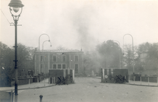 19094 FD028067 Op de vroege ochtend van hun vertrek uit Zwolle staken de Duitsers een autobus met munitie in brand op ...