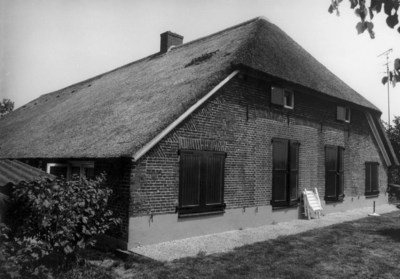 1926 FD003128 Een gerestaureerde boerderij met rieten kap aan de Doornweg te Haerst in de voormalige gemeente ...