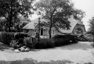 1928 FD003130 Een gerestaureerde boerderij met rieten kap aan de Doornweg te Haerst in de voormalige gemeente ...