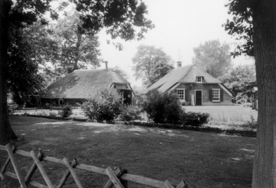 1931 FD003133 Een gerestaureerde boerderij met rieten kap aan de Doornweg te Haerst in de voormalige gemeente ...