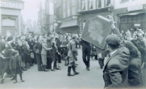 20843 FD028163 Tijdens de bevrijding van Zwolle op 14 april 1945 verzamelden de Canadese strijdkrachten zich met hun ...