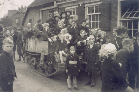 20877 FD028200 Zwolse kinderen zitten op 14 april 1945 op een militair voertuig van de Canadese bevrijders, dat staat ...