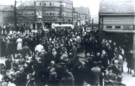 21440 FD028208 Canadese strijdkrachten rijden tijdens de bevrijding van Zwolle op 14 april 1945 op de Wipstrikkerallee ...