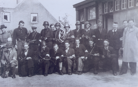 21458 FD028227 Leden van de IJsselcompagnie, de commandogroep van de Binnenlandse Strijdkrachten die na de bevrijding ...