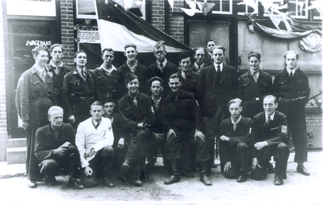 21464 FD028233 Leden van de IJsselcompagnie, de commandogroep van de Binnenlandse Strijdkrachten die na de bevrijding ...