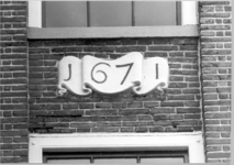 2280 FD014548 Thorbeckegracht 17: gevelsteen met jaartal 1671., 1978