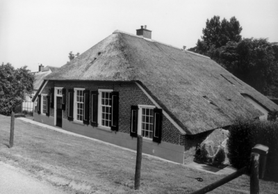 2494 FD003139 Boerderij met rieten dak aan de Doornweg te Haarst., 1985-00-00