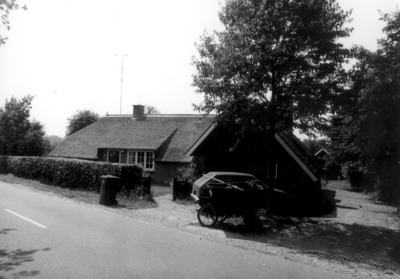 2500 FD003145 Boerderij met met rieten dak en bijgebouwen in het buurschap Haarst aan de Doornweg., 1986-00-00