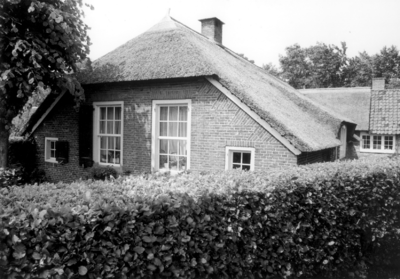 2501 FD003146 Boerderij met pannendak en bijgebouwen in het buurschap Haarst aan de Doornweg., 1986-00-00