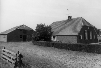 2502 FD003147 Boerderij met pannendak en bijgebouwen in het buurschap Haarst aan de Doornweg., 1946-00-00