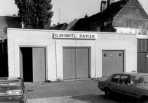 3101 FD003190 De Drietrommeltjessteeg met pakhuis en garage van G. Winkel Papier BV in de binnenstad. Het geheel is ...