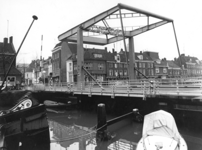 3577 FD001865 Buitenkant en Vispoortenbrug uit het noordoosten in 1975., 1975-00-00
