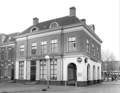 3580 FD001868 Buitenkant 31 en 32, Vispoortenplas in 1984. FGH Hypotheekbank. Rechts op de achtergrand V & D., 1984-00-00