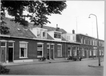 3934 FD013263 Sint Josephplein 10 t/m 13. Het plein gaat over in de Holtenbroekerweg 48-46-44 etc.., 1973