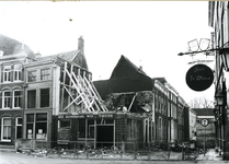 4088 FD001240 De automatiek van Woolthuis na de brand op 18-02-1979. Het pand lag op de hoek Sassenstraat met de ...