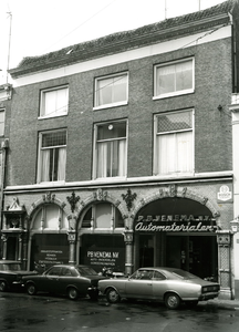 4119 FD001271 Pand aan de Bloemendalstraat hoek Bethlehems Kerkplein in het cenrum van Zwolle. In het pand is ...