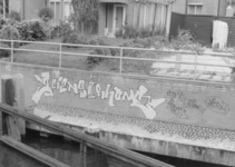 4161 FD002568 De Diezerpoortenbrug met graffiti op de kademuur in het centrum van de stad., 00-00-1987