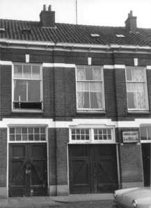 4661 FD000683 Bedrijfspand van aannemersbedrijf S. de Rooij & Zn.met etagewoningen. Het geheel is inmiddels gesaneerd., ...