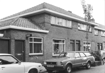 4669 FD000691 Assendorp: Links de wijkpolitiepost aan de Asterstraat . De wijkagent was in 1981 Bertus Diele., 1981-00-00