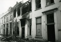 4681 FD001280 Drie volledig uitgebrande woningen aan de Bloemendalstraat. De brand vond plaats op 7 januari 1979. De ...