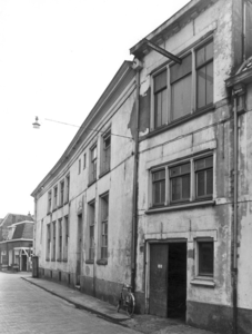 5197 FD000034 Bitterstraat gezien uit het westen in 1959 op de hoek van de Broerenstraat / Weeshuis in de Zwolse ...