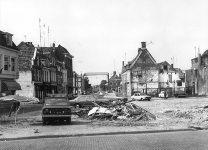 5208 FD000041 Stadssanering 1972 sloop panden aan de Vispoortenplas hoek Achter de Broeren uit het zuiden gezien ...