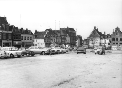 5210 FD000043 Westelijke gevelwand van de Roggenstraat en Vispoortenplas met toekomstig Meerminneplein en slagboom van ...
