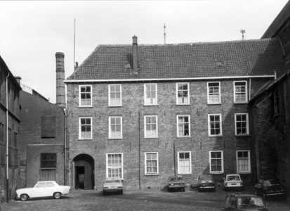 5214 FD000047 Broerenklooster (vroeger ook kazerne) aan het Broerenkerkplein, gezien uit het westen., 1972 Uiterst ...