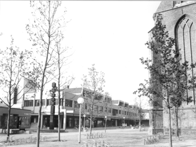 5215 FD000048 Achter de Broeren met links winkelcentrum en kunstwerk (standbeeld, beeldhouwwerk), rechts Broerenkerk, ...