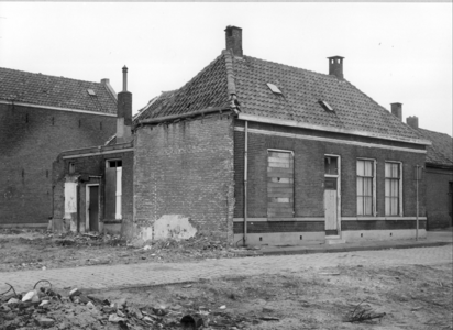 5807 FD000089 Akkerstraat 2 voor de helft dichtgetimmerd, 1971.De Akkerstraat lag in de Bollebieste (Dieze-west) en ...
