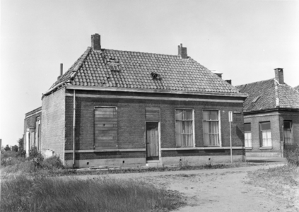 5808 FD000090 Akkerstraat 2 voor de helft dichtgetimmerd, 1973.De Akkerstraat lag in de Bollebieste (Dieze-west) en ...